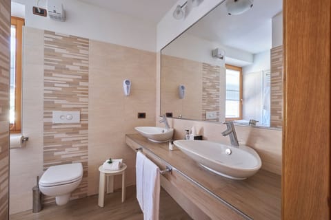 Junior Suite | Bathroom | Shower, free toiletries, hair dryer, bidet