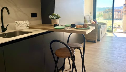 Well-located loft with large windows offering unobstructed views. Equipped with everything you need for a comfortable stay.