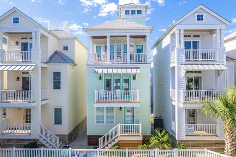 Stand-alone home in community less than 5 min walk from the beach