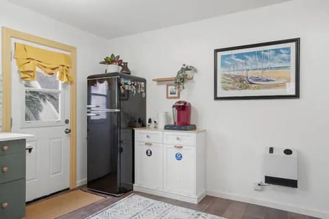 Deluxe Apartment, 2 Bedrooms, Private Bathroom, Beachside | Private kitchen | Full-size fridge, microwave, oven, stovetop