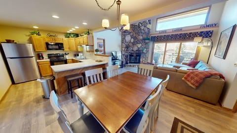 Living Area with Vaulted Ceilings - Living Area with Vaulted Ceilings
