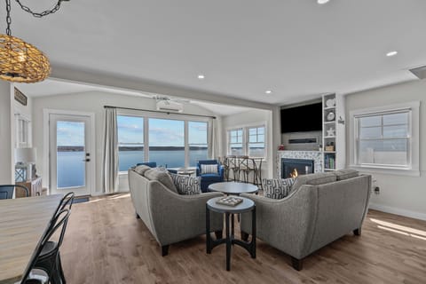 Panoramic views of the water!