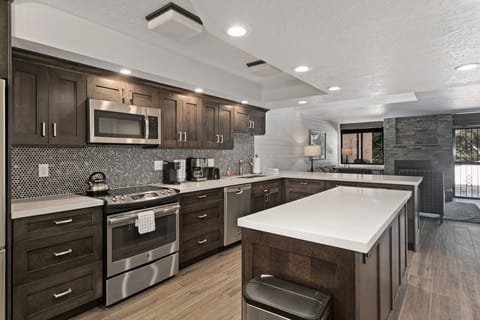 Deluxe Condo, Golf View | Private kitchen | Full-size fridge, microwave, oven, dishwasher