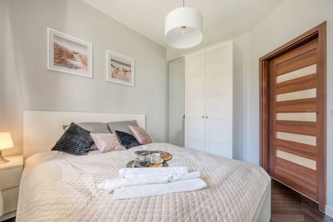 Bedroom with Queen Bed | Book Now with RENTUJEMY.COM