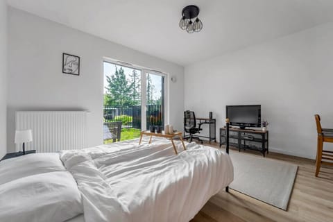 Comfortable Bedroom with Garden view | RENTUJEMY.COM
