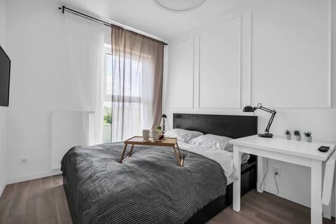 Comfortable Queen Bed to rest after exploring the City | RENTUJEMY.COM