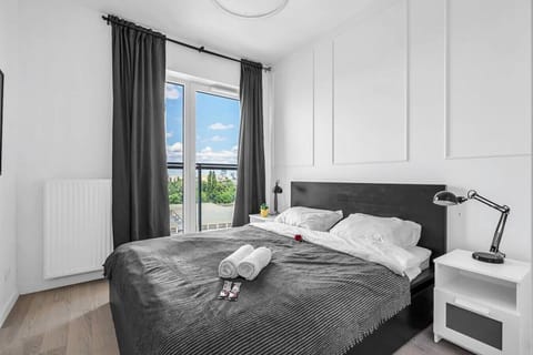 Private Bedroom with Queen Bed | Book Now with RENTUJEMY
