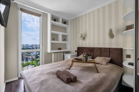 Private Bedroom with Queen Bed and Working Space | Book Now with RENTUJEMY