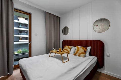Bedroom with Queen Bed and Balcony | Book Now with RENTUJEMY.COM