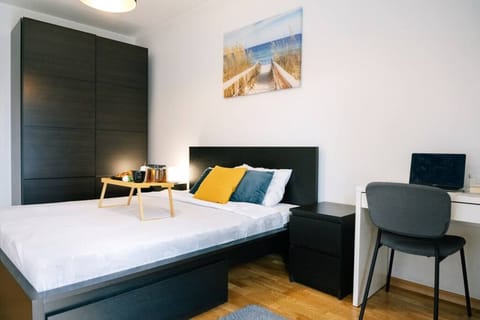 Private Bedroom with Queen Bed | Book Now with RENTUJEMY