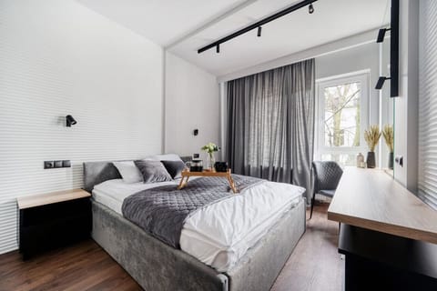Private Bedroom with Queen Bed | Book Now with RENTUJEMY
