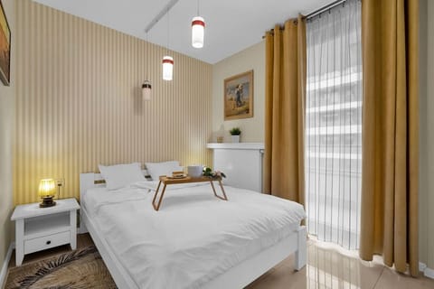 Private Bedroom with Queen Bed | Book Now with RENTUJEMY
