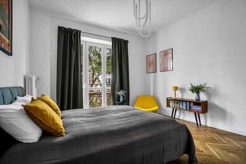 Private Bedroom with Queen Bed | Book Now with RENTUJEMY