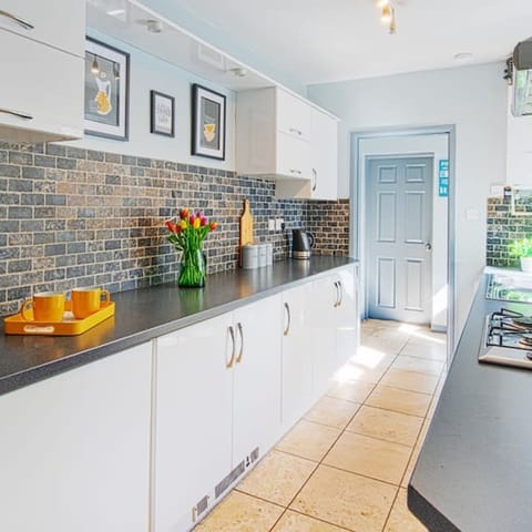 Apartment | 4 bedrooms, iron/ironing board, Internet