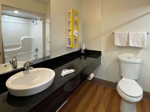 Combined shower/tub, towels