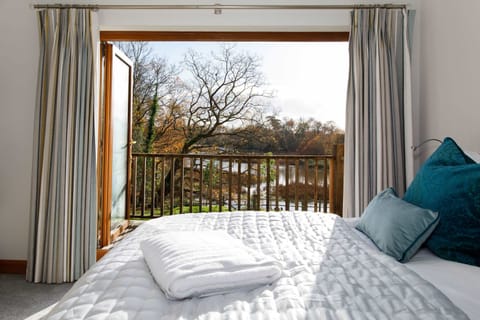 House | 6 bedrooms, desk, iron/ironing board, Internet