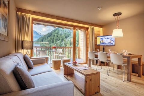Appartement 6 personnes - 2 chambres - Terrasse ou balcon - Orienté Sud | Living area | 100-cm flat-screen TV with cable channels, foosball, table tennis