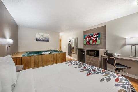 Superior Room, 1 Queen Bed, Non Smoking, Jetted Tub | Desk, laptop workspace, iron/ironing board, free WiFi