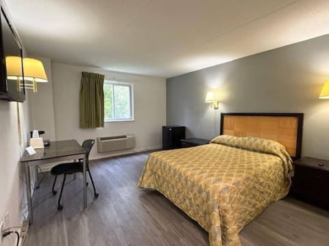 Economy Single Room, 1 Double Bed | Individually furnished, desk, laptop workspace, free WiFi