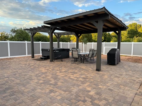 Private backyard w/HOT TUB!!