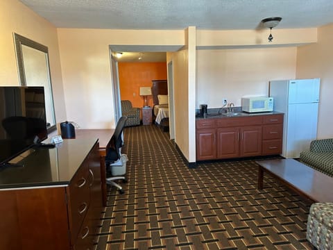 Room, 1 Queen Bed | Desk, iron/ironing board, free WiFi, bed sheets