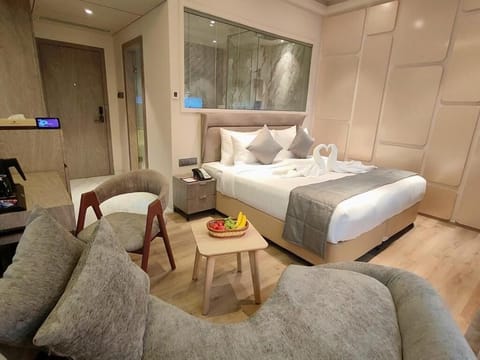 Club Studio Suite | Desk, laptop workspace, free WiFi