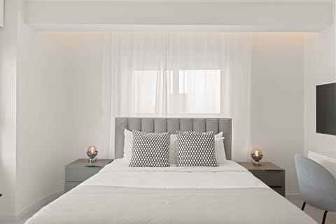 Luxury Studio | In-room safe, blackout drapes, iron/ironing board, WiFi (free)
