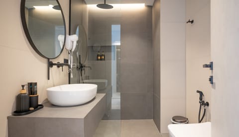 Combined shower/tub, jetted tub, rainfall showerhead