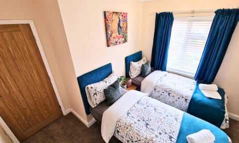 Doze off in our beautiful master bedroom which sleeps 2 on super soft and thick mattresses. Plush carpets throughout and ample wardrobe space with a dressing area. Quiet street/tree views. 