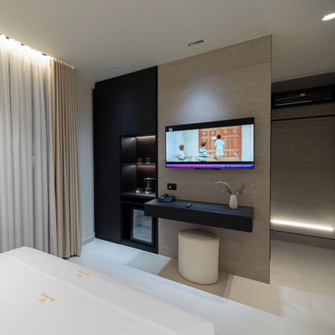 Desk, soundproofing, free WiFi