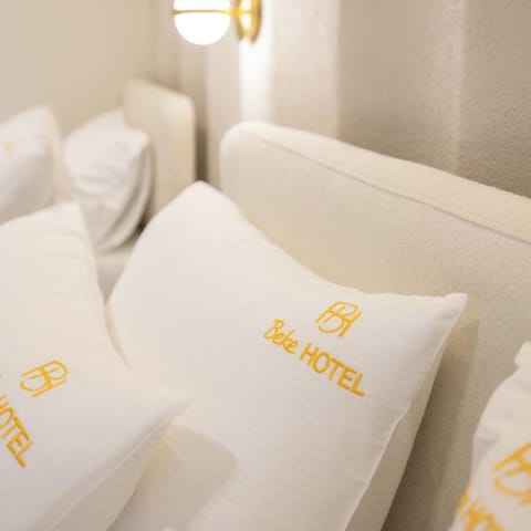 Desk, soundproofing, free WiFi