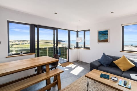 Ty Melyn No.2 Newgale – Bright, open living space with floor-to-ceiling views over Newgale beach and the Pembrokeshire countryside.