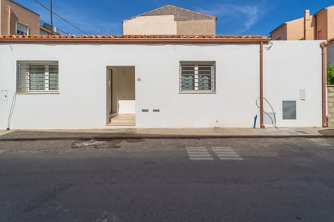 Comfort House | 1 bedroom, soundproofing, free WiFi, bed sheets