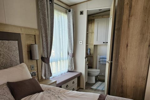 2 bedrooms, iron/ironing board, free wired internet, bed sheets