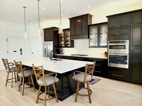 Full-size fridge, microwave, stovetop, coffee/tea maker