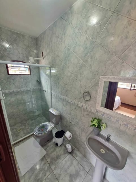 Quarto Duplo Superior | Bathroom | Towels, soap, shampoo, toilet paper