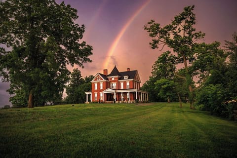 Step into history and southern charm. Welcome to your Bourbon Trail escape â a stunning 120-year-old manor where timeless elegance meets Kentucky countryside.