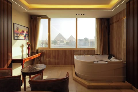 Elite Studio Suite with Jacuzzi and Pyramids View | Mountain view