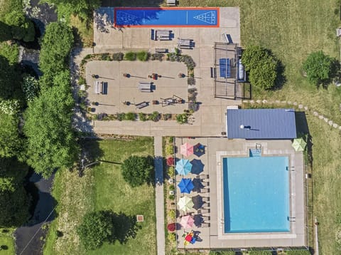 Community Pool heated Mem Day - Labor Day