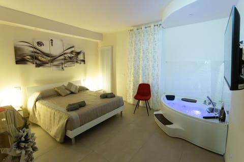 Deluxe Double Room, 1 Bedroom | Hypo-allergenic bedding, down comforters, memory foam beds