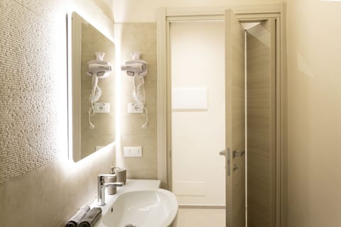 Deluxe Double Room, 1 Bedroom | Bathroom | Shower, rainfall showerhead, hair dryer, bidet