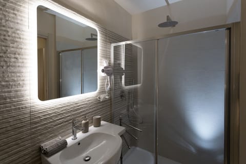 Comfort Double Room | Bathroom | Shower, rainfall showerhead, hair dryer, bidet