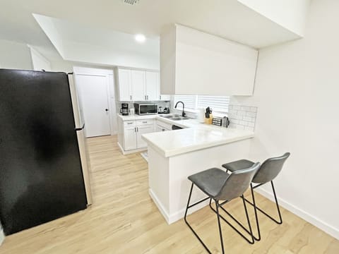 Charming Dallas Retreat-5 Chic Bedroom Gem House in Farmers Branch