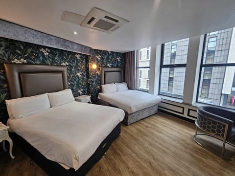 Quadruple Room, 2 Double Beds | Desk, soundproofing, iron/ironing board, free WiFi