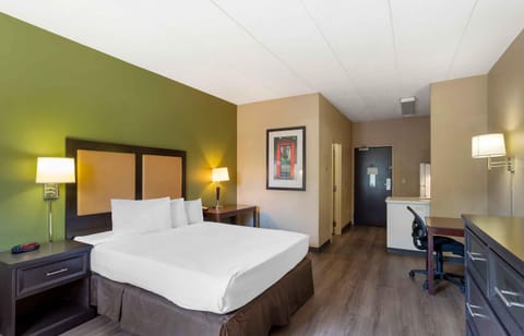 Studio, 1 Queen Bed, Non Smoking | Desk, laptop workspace, blackout drapes, iron/ironing board