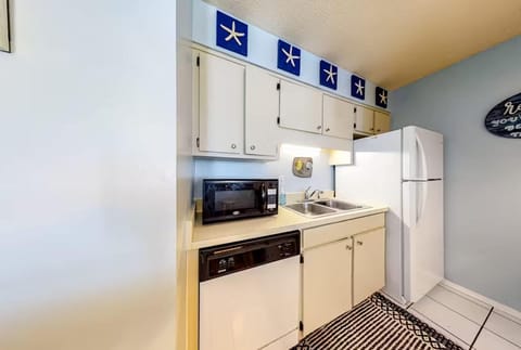 Condo, 1 Queen Bed with Sofa bed (Nautical Watch E-3) | Private kitchen | Oven, toaster
