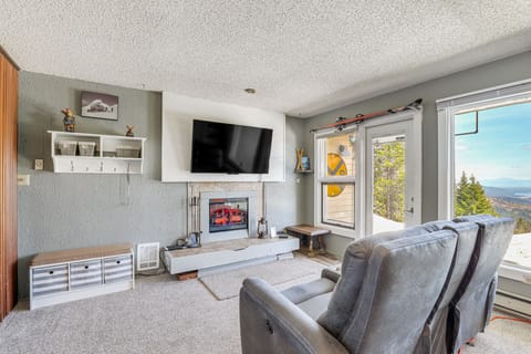 Living Room | 1-Level Unit