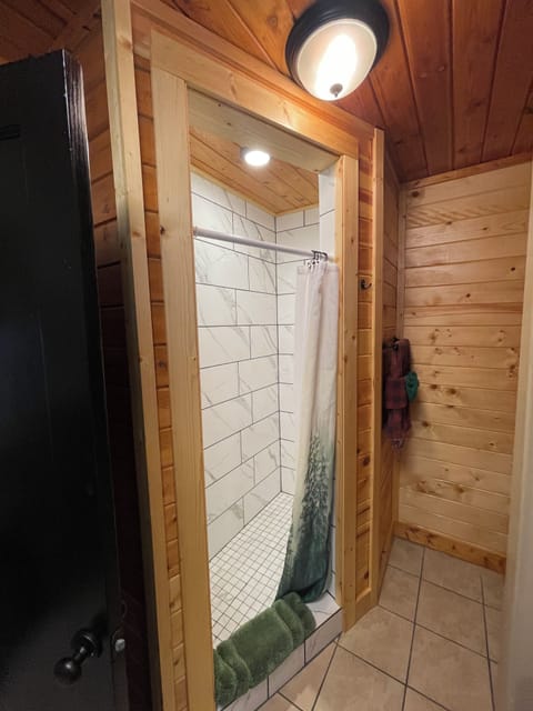 Standard Single Room, 1 Queen Bed | Bathroom | Free toiletries, hair dryer, towels, soap