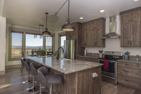 House (5 Bedrooms) | Private kitchen | Fridge, microwave, oven, stovetop