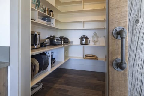 House (5 Bedrooms) | Private kitchen | Fridge, microwave, oven, stovetop